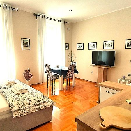 Lavender - City Room With Free Parking Pula Bagian luar foto
