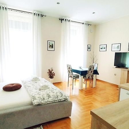 Lavender - City Room With Free Parking Pula Bagian luar foto