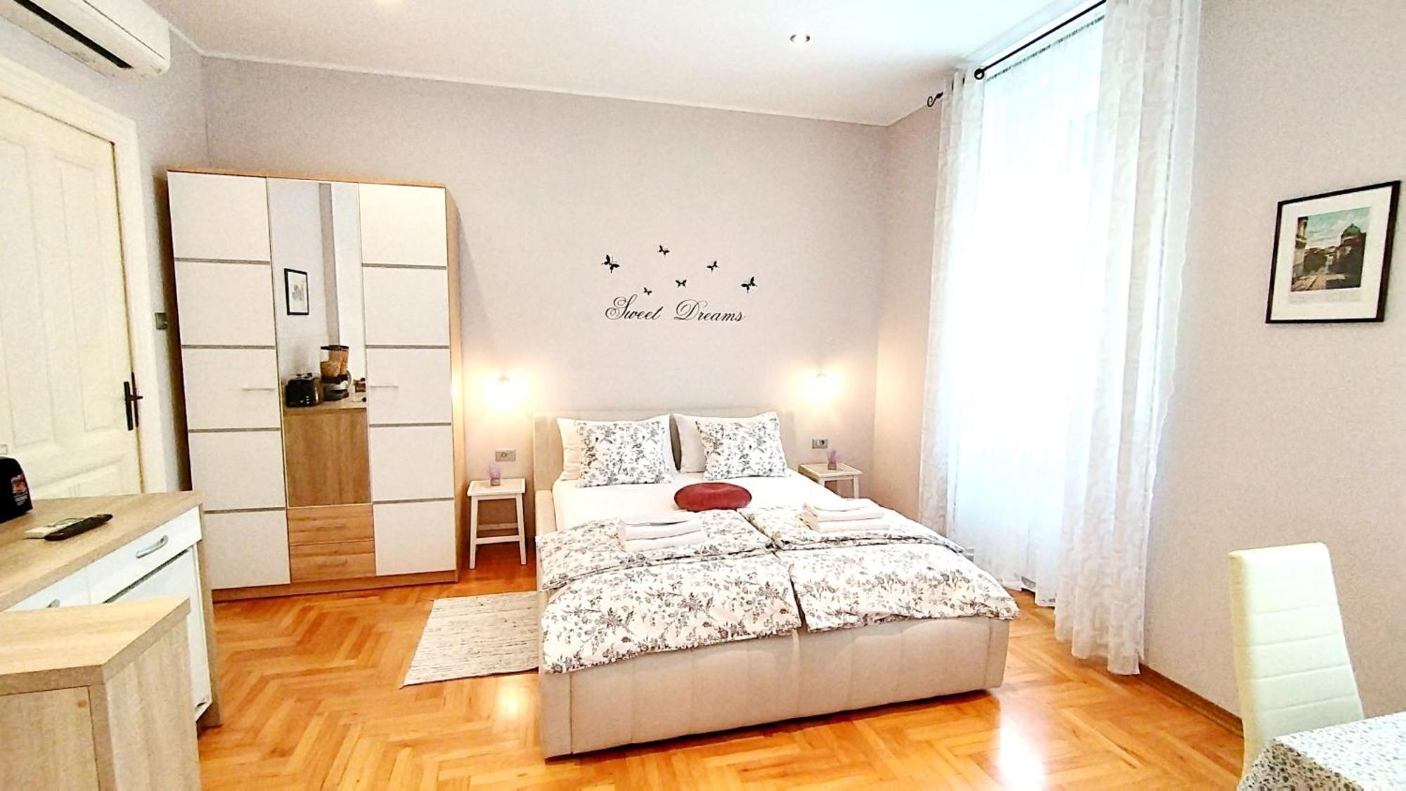 Lavender - City Room With Free Parking Pula Bagian luar foto