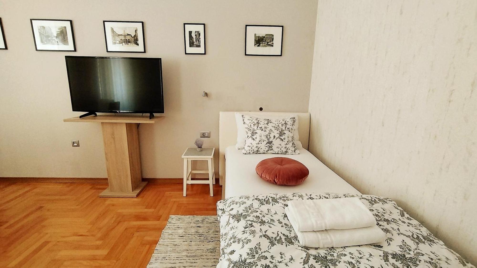 Lavender - City Room With Free Parking Pula Bagian luar foto