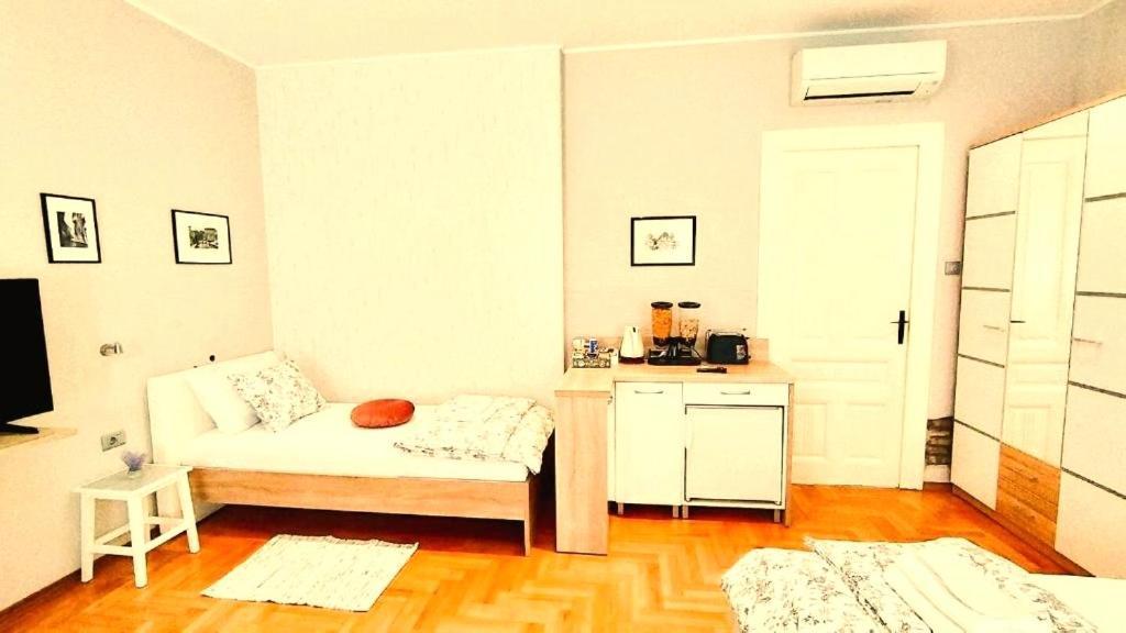 Lavender - City Room With Free Parking Pula Bagian luar foto