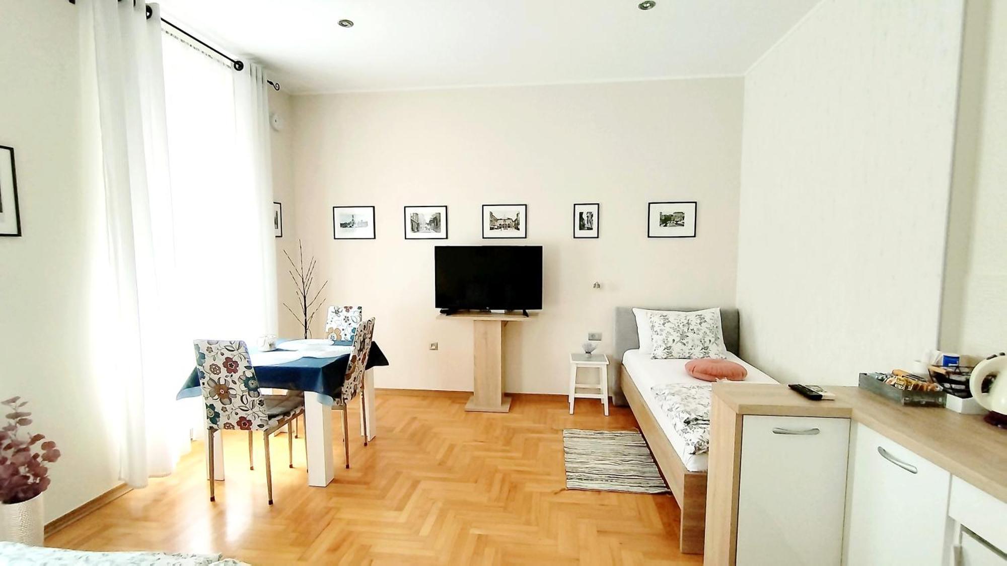 Lavender - City Room With Free Parking Pula Bagian luar foto