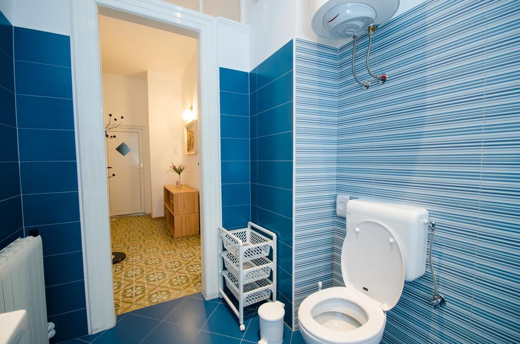 Lavender - City Room With Free Parking Pula Bagian luar foto