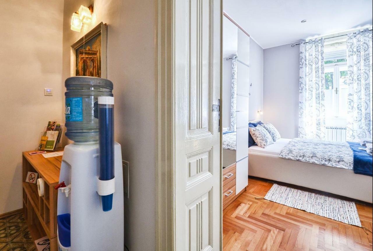 Lavender - City Room With Free Parking Pula Bagian luar foto